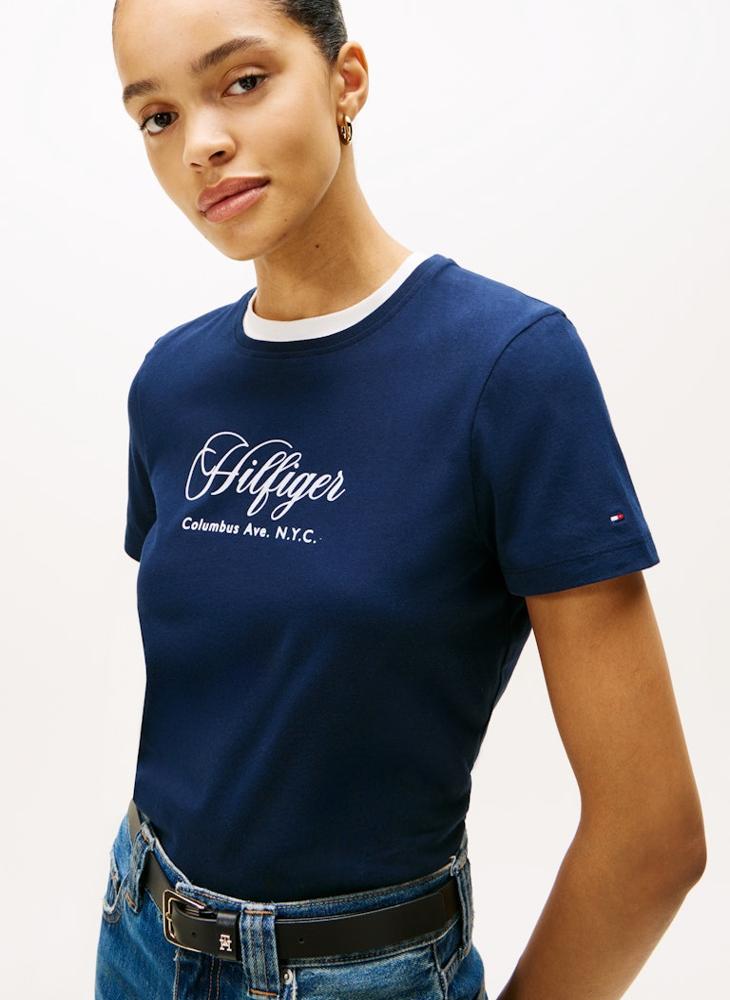 تومي هيلفيغر تيشيرت بياقة دائرية مزين برسمة - Image 3